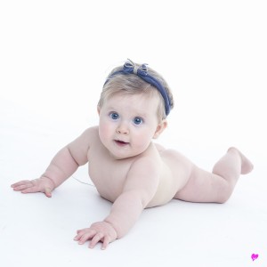 photo-studio-portrait-bebe-9mois-gers-bernede-couleur-nu